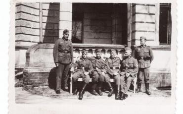 Niemieccy żołnierze przy budynku sanatorium (współcześnie oddział MGOPS w Solcu Kujawskim)